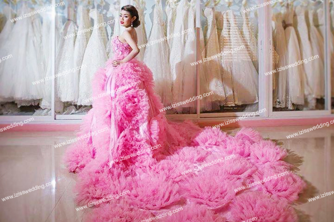 ชุดถ่ายพรีเวดดิ้ง,ชุดแต่งงาน,ชุดแฟนซี เก๋ๆ พร้อมส่ง แปลกใหม่ มีสไตล์ www.izisswedding.com