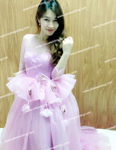 ชุดถ่ายพรีเวดดิ้ง,ชุดแต่งงาน,ชุดแฟนซี เก๋ๆ พร้อมส่ง แปลกใหม่ มีสไตล์ www.izisswedding.com