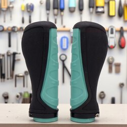 ปลอกแฮนด์จักรยานเสือภูเขาแบบยางมีตัวรัด T.WITTER รุ่น TW 4.0 รุ่นยาง นุ่มมือ