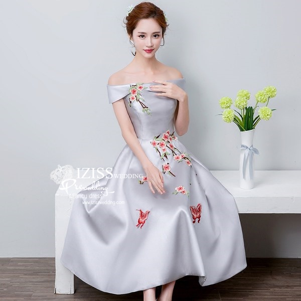 PW498 - **พรีออเดอร์** ชุดจีนกี่เพ้าสีเทาเงินกระโปรงบาน ไหล่ปาดประดับดอกซากุระ สวยหรู ชุดยกน้ำเงิน ชุดคู่ถ่ายพรีเวดดิ้ง (prewedding dress) & ชุดแต่งงานแฟนซี (Fancy wedding dress)หญิง "ธีมสีเทาเงิน"