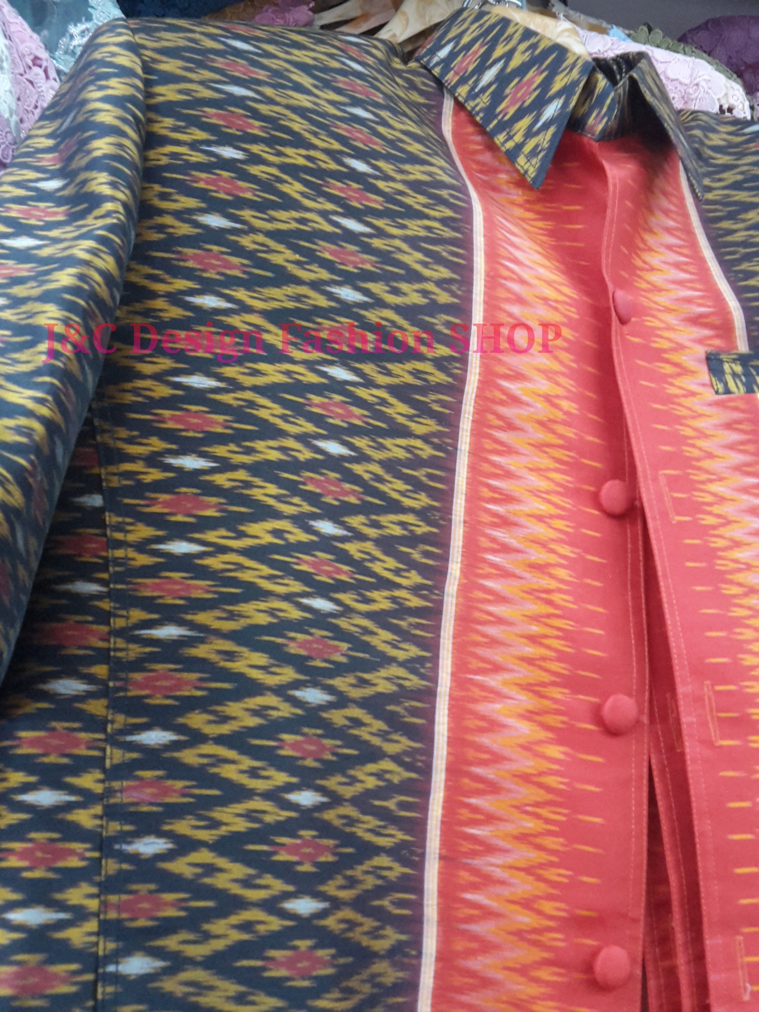 เสื้อสูทชายไหมแท้มัดหมี่ตีนแดง เสื้อสูทชายไหมแท้บุรีรัมย์ สูทผ้าไทยชาย ซาฟารีผ้าไหมชาย สูทผ้าไหมมัดหมี่แท้สีแดงเลือดนกทอมือ5 สี