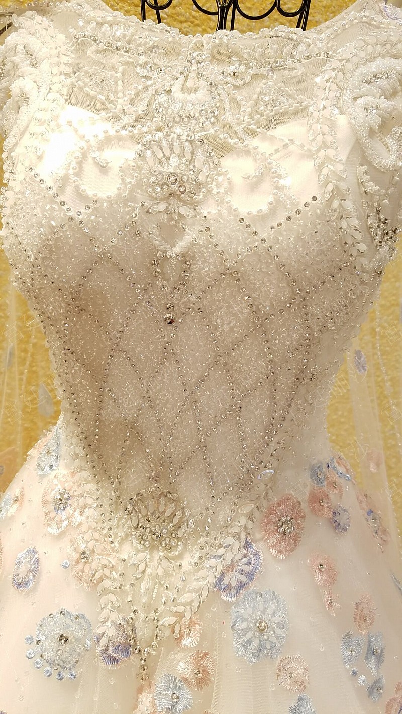 BRL041 **พรีออเดอร์**ชุดแต่งงานหรูหราประดับดอกไม้ผสมเพชรและคริสตัล สวยงามดุจเจ้าหญิง