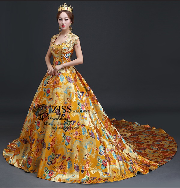 PW534 - **พรีออเดอร์มีแดงกับทองค่ะ** ชุดกี่เพ้าสีแดงทองลายมังกรแขนสั้นประดับเพชรพลอย ชุดยกน้ำชา ชุดคู่ถ่ายพรีเวดดิ้ง (prewedding dress) & ชุดแต่งงานแฟนซี (Fancy wedding dress)ชายหญิง "ธีมสีแดง"