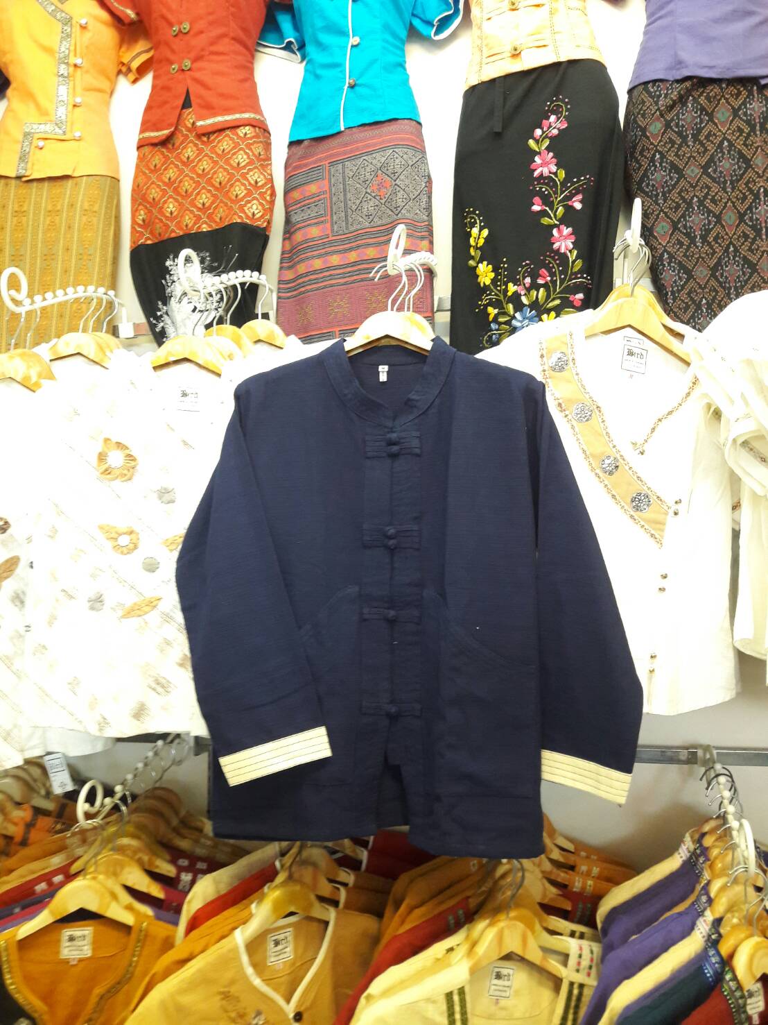 เสื้อผ้าไทยชายแขนยาวสีคราม เสื้อผ้าฝ้ายชายแต่งกระดุ้มปั้นแต่งขลิบสีครีม เสื้อผ้าพื้นเมืองชายวัยรุ่นกระเป๋าเว้า