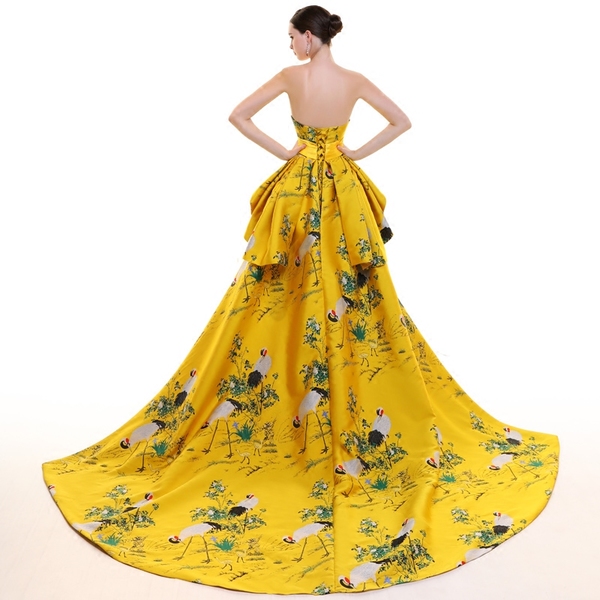 PW626 **พร้อมส่งชุดกี่เพ้าสีเหลืองทอง**ชุดจีน กี่เพ้าประยุกต์ ชุดถ่ายพรีเวดดิ้ง (prewedding dress) & ชุดแต่งงานแฟนซี (Fancy wedding dress)ชายหญิง "ธีมสีเหลืองทอง"