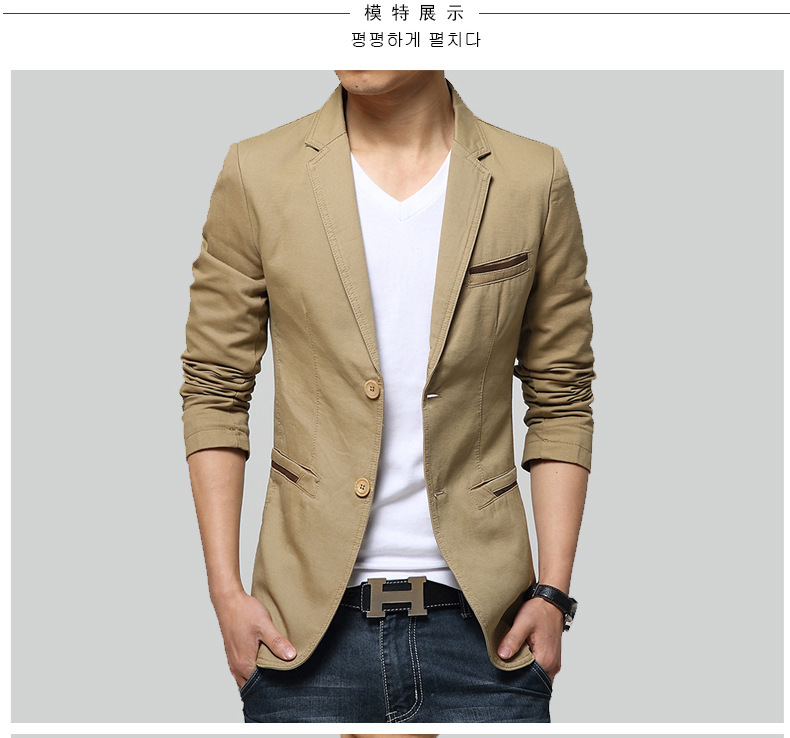 เสื้อสูทผู้ชาย สูทลำลอง สีกากี คอปก แต่งกระเป๋าหน้าสีน้ำตาลเข้ากับสีเสื้อ มีซับใน ใส่ทำงาน สูทออกงาน หรือใส่เป็นสูทลำลองได้