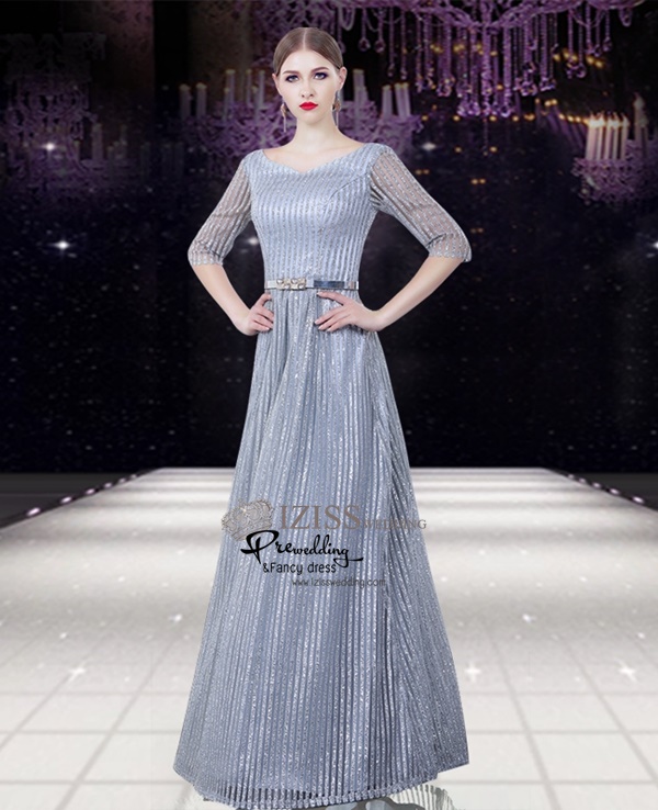 T013 **พรีออเดอร์เดรสชุด glitter สีเทาเงิน**ชุดราตรียาวเลื่อมสีเทาเงินทั้งชุด แขนสั้น เล่นดีเทลซีทรูช่วงแขน เนื้อผ้าโปร่งสลับ glitter แถบลงสีเทาเงิน เข้ารูป สวยงามหรูหราไฮโซมากๆ ค่ะ
