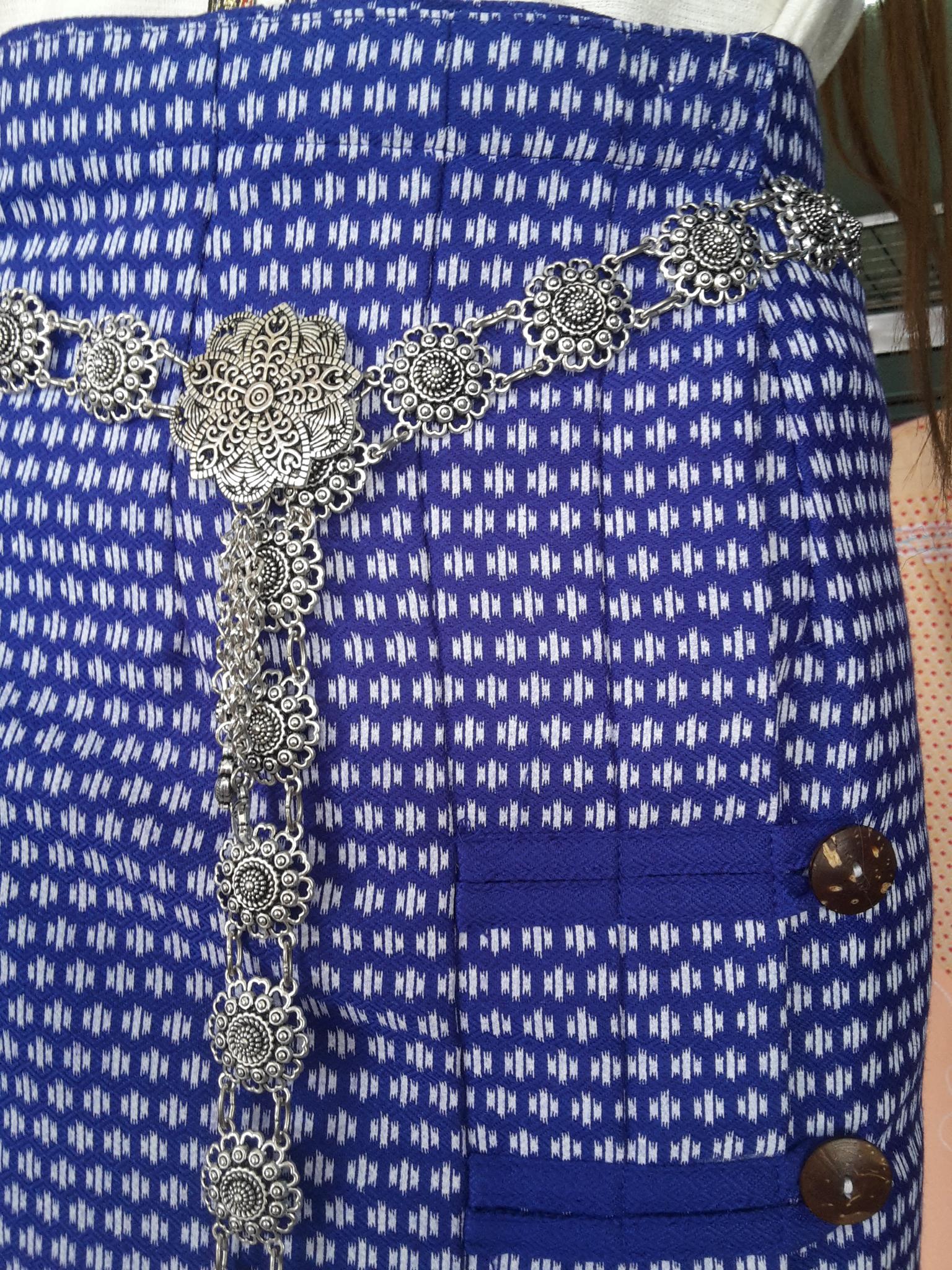 ผ้าซิ่นสำเร็จรูปผ้าซิ่นผ้าฝ้าย แบบป้ายแต่ง 3 จีบกระดุมกระลา ผ้าถุงสำเร็จรูปสีน้ำเงินสว่าง