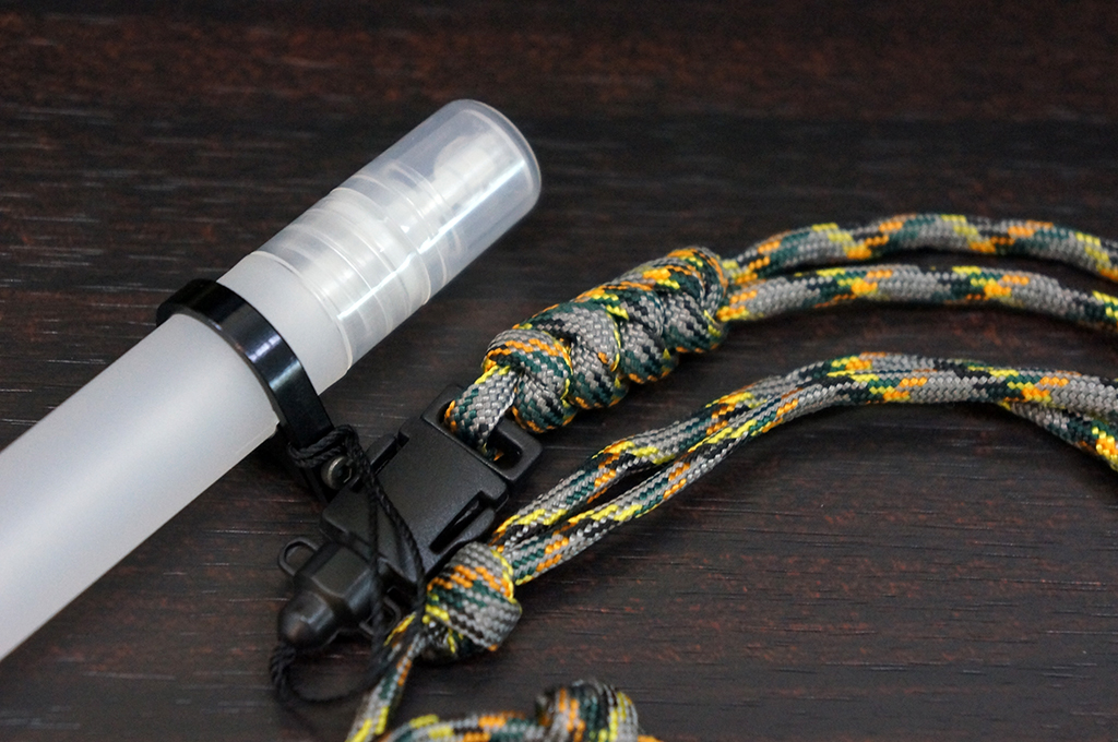 ลายใหม่ สายคล้องคอเชือก Paracord 550 พร้อมตัวแขวนCNC กับ ขวดสเปรย์ ขนาดพกพา 10ml