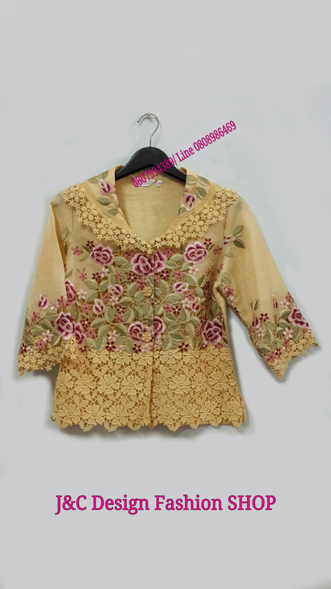 เสื้อลินนินสีเหลืองทองแต่งลูกไม้ฉลุ เสื้อผ้าไทยทูโทนสีเหลืองทองน่ารัก จับแมทเสื้อผ้าได้ง่ายทั้งกางเกง กางเกง หรือผ้าถุงไทย