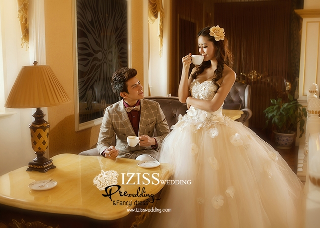 PW292-**พร้อมส่งเฉพาะชุดผู้ชายค่ะ**ชุดคู่ถ่ายพรีเวดดิ้ง (prewedding dress) & ชุดแต่งงานแฟนซี (Fancy wedding dress)ชายหญิง "ธีมสีขาวครีม น้ำตาลสก็อต"