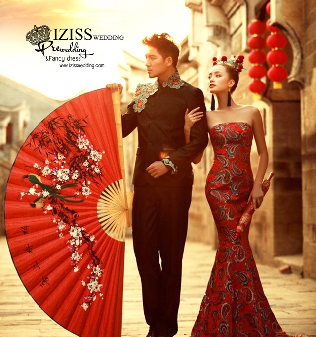 PW380 - **พรีออเดอร์ค่ะ** ชุดกี่เพ้าสีแดง ชุดคู่ถ่ายพรีเวดดิ้ง (prewedding dress) & ชุดแต่งงานแฟนซี (Fancy wedding dress)ชายหญิง "ธีมสีแดง"