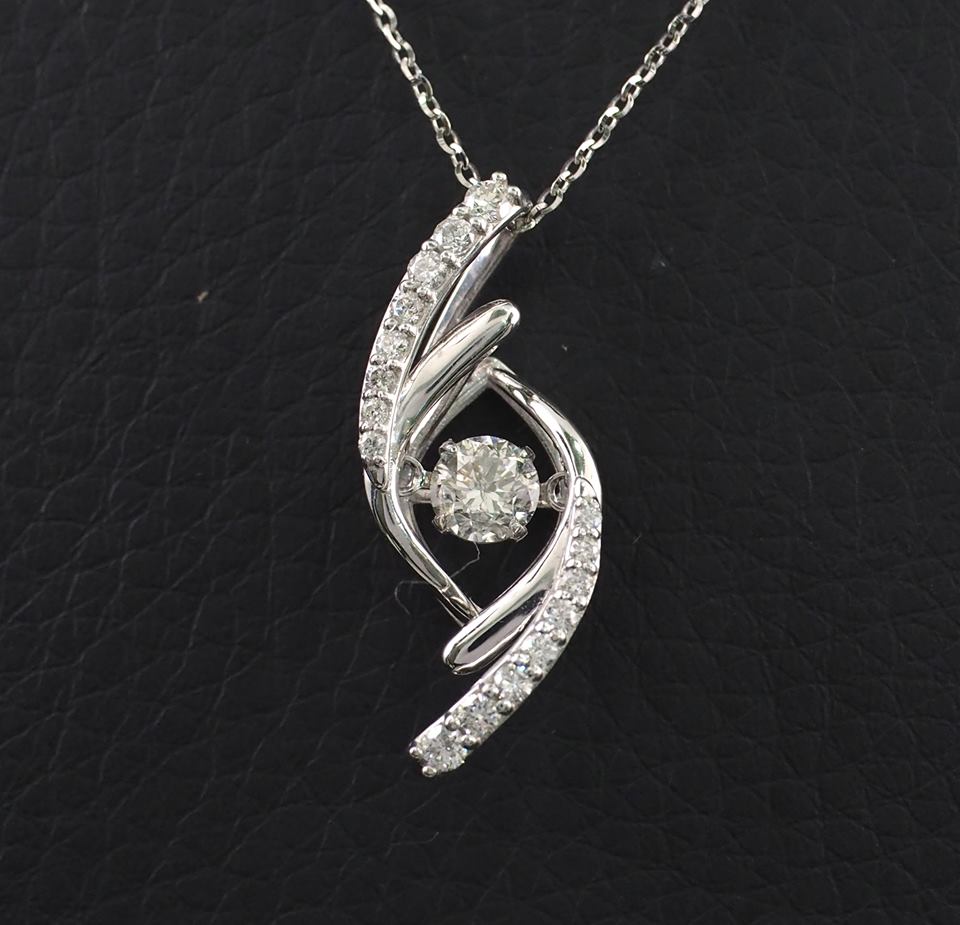 จี้+สร้อยเพชร Dancing Diamond หมายเลข P24 เพชรเม็ดกลาง 30 ตัง เพชรน.นรวม 49 ตัง ราคาปกติ 55,000 บาท ราคาพิเศษ 40,200 บาทนะคะ สนใจทัก https://line.me/R/ti/p/%40passiongems