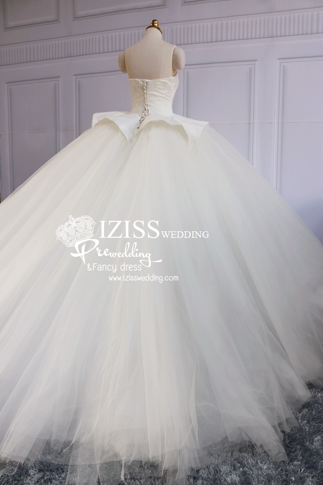 BRL064 **พรีออเดอร์**ชุดแต่งงานสีขาวหรูหราประดับดอกไม้ผสมเพชรและคริสตัล สวยงามดุจเจ้าหญิง