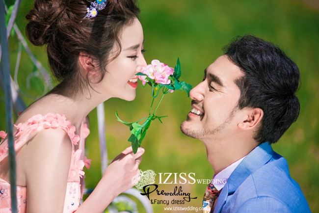 PW311 - **พรีออเดอร์ค่ะ** ชุดคู่ถ่ายพรีเวดดิ้ง (prewedding dress) & ชุดแต่งงานแฟนซี (Fancy wedding dress)ชายหญิง "ธีมสีส้มอมชมพู+ฟ้า"