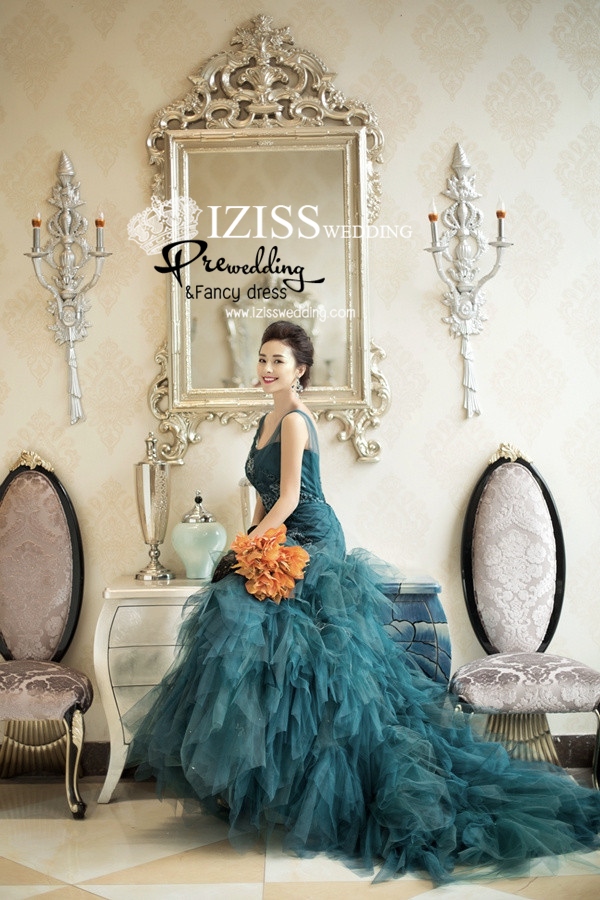 PW307 - **พรีออเดอร์ค่ะ** ชุดคู่ถ่ายพรีเวดดิ้ง (prewedding dress) & ชุดแต่งงานแฟนซี (Fancy wedding dress)ชายหญิง "ธีมสีเขียว"