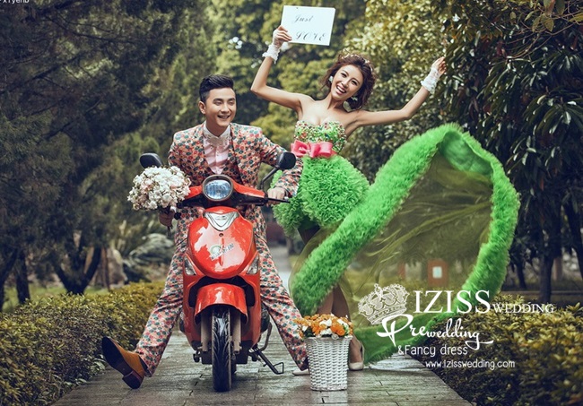 PW223 - Pre order ชุดคู่ถ่ายพรีเวดดิ้ง (prewedding dress) & ชุดแต่งงานแฟนซี (Fancy wedding dress)ชายหญิง "ธีมสีเขียว-ลายกราฟฟิค"