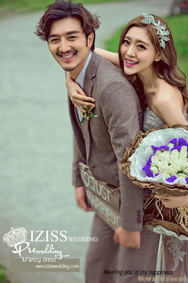 PW304 - **พรีออเดอร์ค่ะ** ชุดคู่ถ่ายพรีเวดดิ้ง (prewedding dress) & ชุดแต่งงานแฟนซี (Fancy wedding dress)ชายหญิง "ธีมสีขาวน้ำตาล"