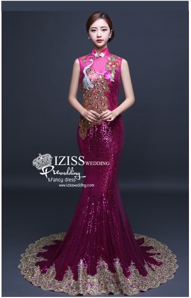 PW531 - **พรีออเดอร์มีสีชมพู แดง เขียวและสีน้ำเงินค่ะ** ชุดกี่เพ้าเลื่อมสีชมพูแขนสั้นประดับลายนกยูง ชุดยกน้ำชา ชุดคู่ถ่ายพรีเวดดิ้ง (prewedding dress) & ชุดแต่งงานแฟนซี (Fancy wedding dress)ชายหญิง "ธีมสีชมพู"