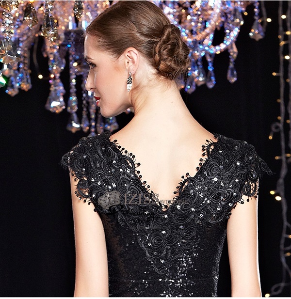 T001 **พรีออเดอร์เดรสชุดเลื่อมสีทอง สีดำ**ชุดราตรียาวเลื่อมสีทอง สีดำทั้ง แขนกุด เล่นดีเทลช่วงคอและอกแต่งผ้าลูกไม้ลายดอกกุหลาบผสมเพชร เข้ารูป สวยงามหรูหราไฮโซมากๆ ค่ะ