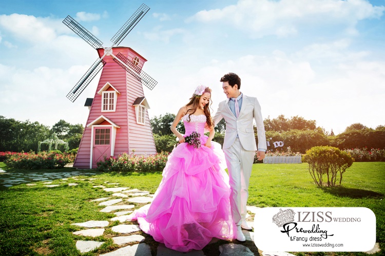 PW282 - **พรีออเดอร์ค่ะ** ชุดคู่ถ่ายพรีเวดดิ้ง (prewedding dress) & ชุดแต่งงานแฟนซี (Fancy wedding dress)ชายหญิง "ธีมสีชมพู-ขาว"