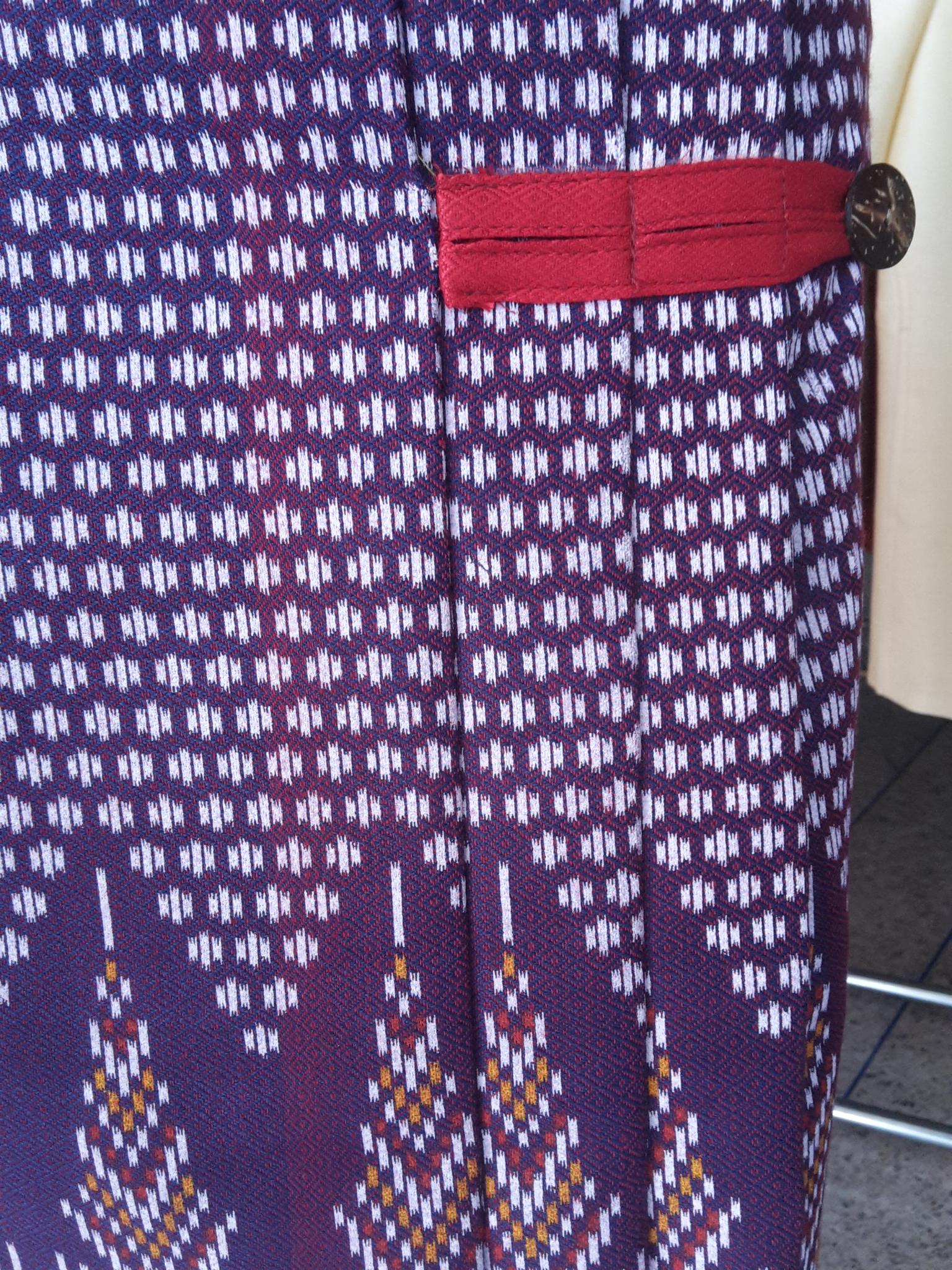 ผ้าซิ่นสำเร็จรูปผ้าซิ่นผ้าฝ้าย แบบป้ายแต่ง 3 จีบกระดุมกระลา ผ้าถุงสำเร็จรูปสีน้ำม่วงอมแดง ผ้ามัดหมี่ตีนแดงสำเร็จสำเร็จรูป