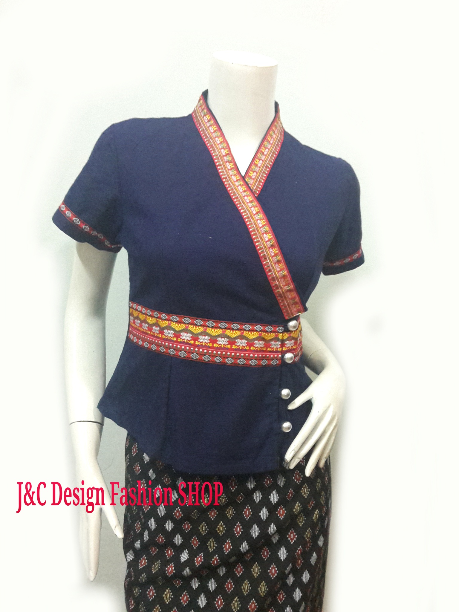เสื้อผ้าไทยพื้นเมือง เสื้อผ้าฝ้ายม้อฮ่อม เสื้อใส่ผ้าซิ่น เสื้อผ้าฝ้ายม้อฮ้อมไม้แต่งกุ้นแดง ปักโลหะเงิน