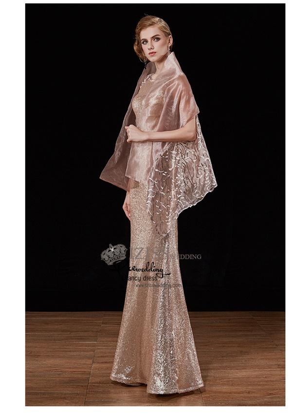 T028 **พรีออเดอร์ชุดราตรี+ผ้าคลุมไหล่**ชุดเลื่อมราตรียาวสีแชมเปญ พร้อมผ้าคลุมไหล่ปักลายหรู แขนกุด ดีเทลซีทรูช่วงไหล่ ด้านข้างลำตัว และด้านหลัง ใช้ผ้าผสมลายปักสวยงามหรูหราไฮโซมากๆ ค่ะ