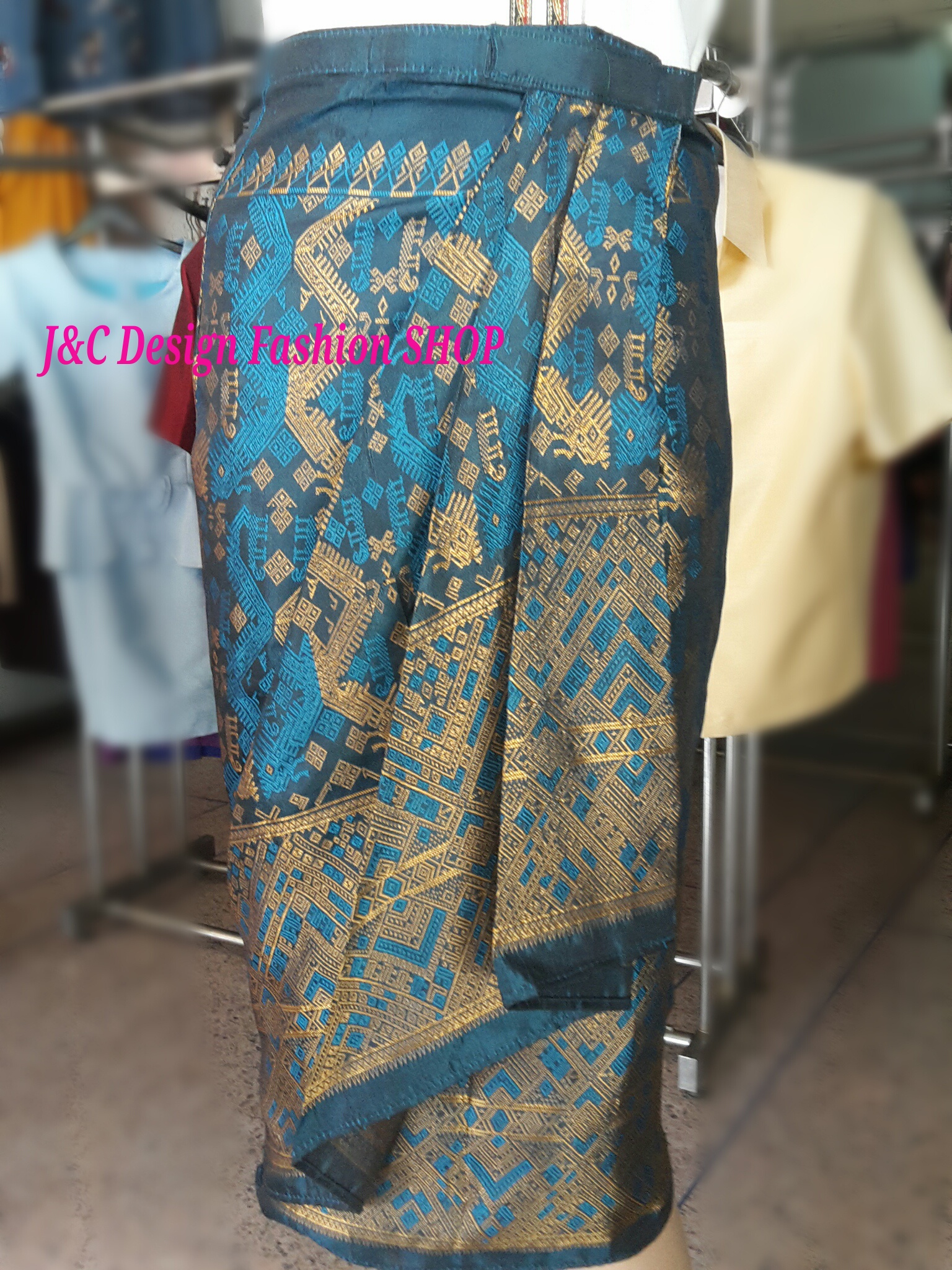 ผ้าถุงไหมลาวสำเร็จรูปแต่งเกล็ดหรูเรียบน่ารัก กระโปรงผ้าไทยไหมขิดลาวไฮโซ แบบจับเดปป้ายเลื่อนตะขอ สีฟ้าอมเขียวเมทอลลิค