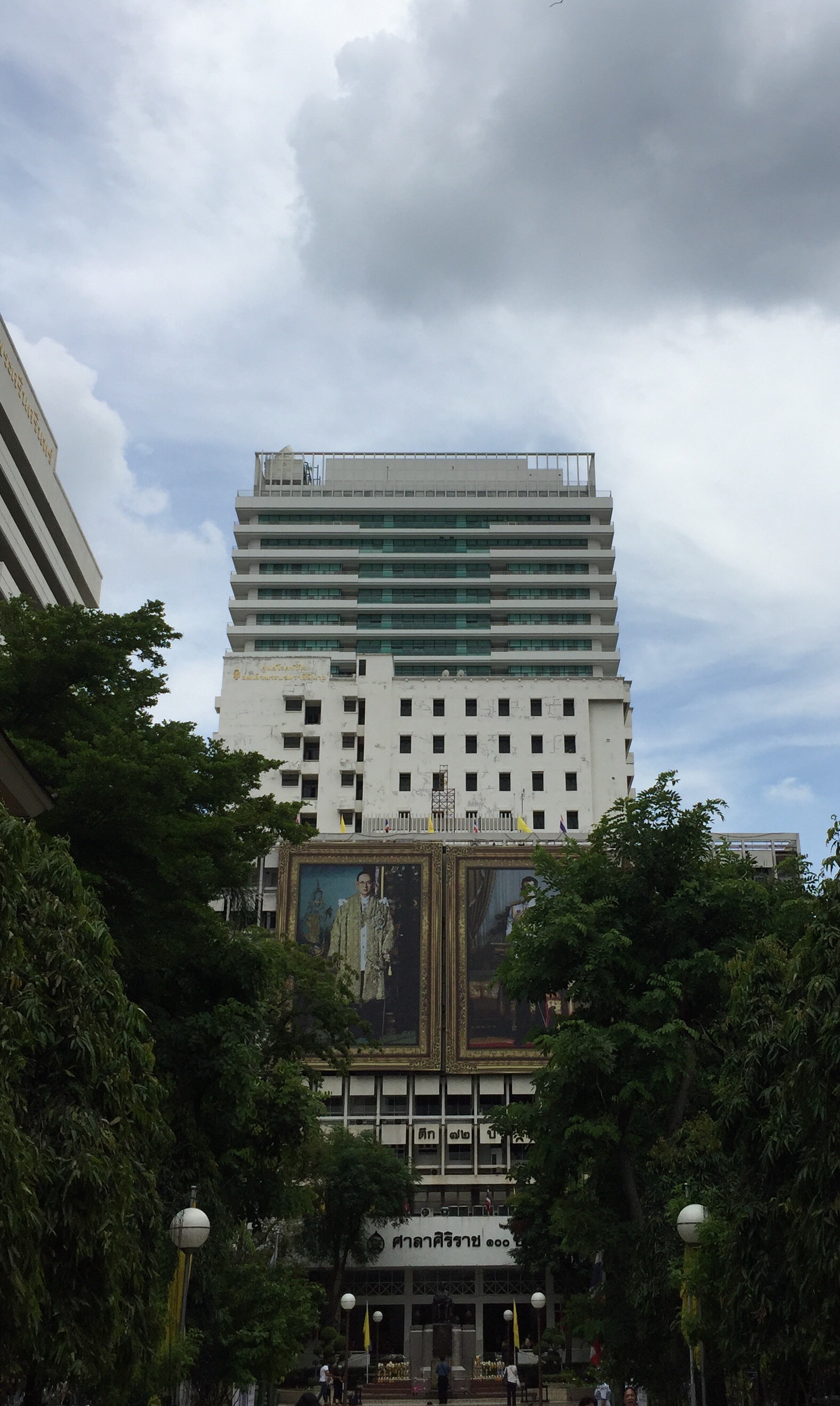 FIRSTPHYSIO ชุดคลุมผ่าตัด ชุดคลุมผ่าตัดสำหรับใช้ครั้งเดียว ชุดป้องกันโควิด 19 DISPOSABLE ISOLATION GOWN