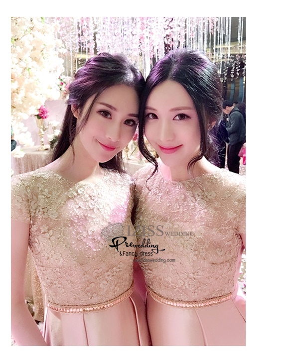 T015**พรีออเดอร์เดรสสีแชมเปญอมส้ม สีม่วง สีแดง **ชุดราตรียาวสีแชมเปญอมส้ม แขนสั้น เล่นดีเทลซีทรูช่วงอกและแขน ตัวเสื้อช่วงบนใช้ผ้าโปร่งปักดิ้นทองลายดอกไม้ แถบเพชรสี่เหลี่ยมตกแต่งเป็นเข็มขัดสวยหรู ตัดต่อกระโปรงผ้าสีพื้นทรงปล่อย ใส่สบาย งานเกรดพรีเมี่ยม ไฮโซ