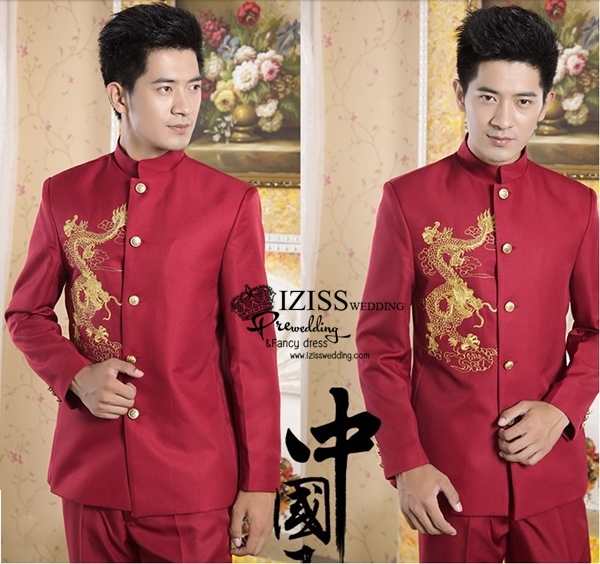 ST006- **พรีออเดอร์**สูทจีนผู้ชายสีไวน์แดงแขนยาวปักลายมังกรสีทอง ติดกระดุมสีทอง พร้อมกางเกงสีไวน์แดงขาสอบ ชุดสูทเจ้าบ่าว สูทแฟนซี ถ่ายพรีเวดดิ้ง & ชุดแต่งงานแฟนซี (Fancy wedding dress) สูทผู้ชายสีไวน์แดง