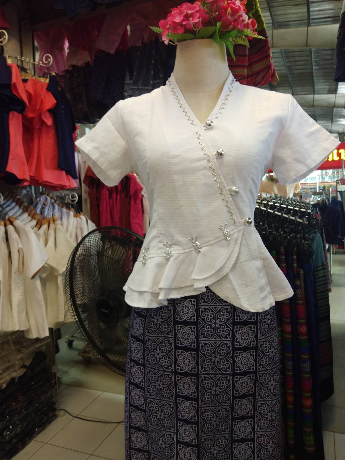 เสื้อผ้าไทยพื้นเมืองสีขาว เสื้อผ้าฝ้ายสวยๆสีขาว เสื้อทำงานผ้าไทย เสื้อผ้าฝ้ายคอจีนสีขาว ปักมุกแต่งเกล็ดเอวระบายสไตน์วัยรุ่น