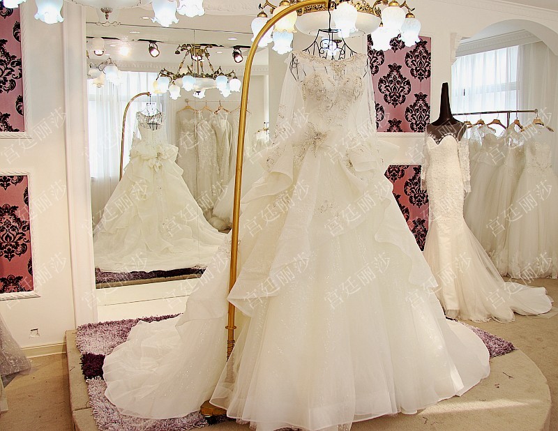 BRL019 **พรีออเดอร์**ชุดแต่งงานหรูหราประดับดอกไม้ผสมเพชรและคริสตัล สวยงามดุจเจ้าหญิง