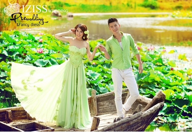 PW272 **พรีออเดอร์** ชุดคู่ถ่ายพรีเวดดิ้ง (prewedding dress) & ชุดแต่งงานแฟนซี (Fancy wedding dress)ชายหญิง "ธีมสีเขียวอ่อน"