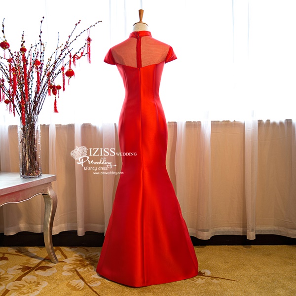 PW507 - **พรีออเดอร์** ชุดกี่เพ้าสีแดงเปิดไหล่ ชุดยกน้ำชา ชุดคู่ถ่ายพรีเวดดิ้ง (prewedding dress) & ชุดแต่งงานแฟนซี (Fancy wedding dress)ชายหญิง "ธีมสีแดง"