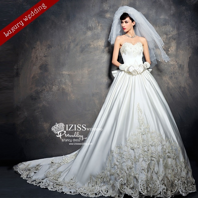 BRL057 **พรีออเดอร์**ชุดแต่งงานสีขาวหรูหราประดับดอกไม้ผสมเพชรและคริสตัล สวยงามดุจเจ้าหญิง