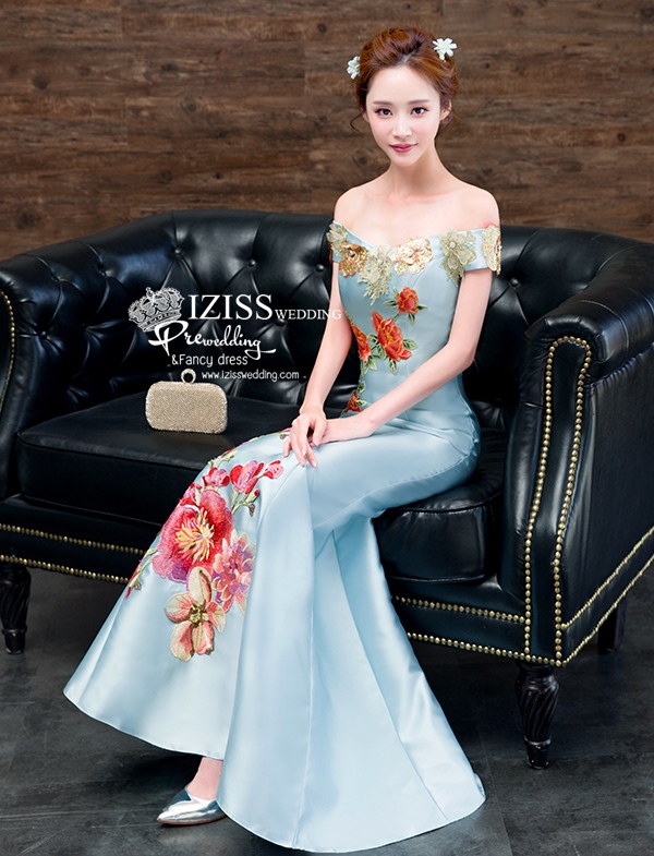 PW514 - **พร้อมส่งสีแดง สีฟ้าและทองค่ะ** ชุดกี่เพ้าสีแดง ชุดคู่ถ่ายพรีเวดดิ้ง (prewedding dress) & ชุดแต่งงานแฟนซี (Fancy wedding dress)ชายหญิง "ธีมสีแดง"