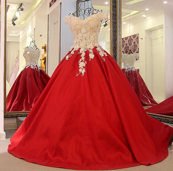 BRL079 **พรีออเดอร์**ชุดแต่งงานสีแดงหรูหราประดับดอกไม้ผสมเพชรและคริสตัล สวยงามดุจเจ้าหญิง