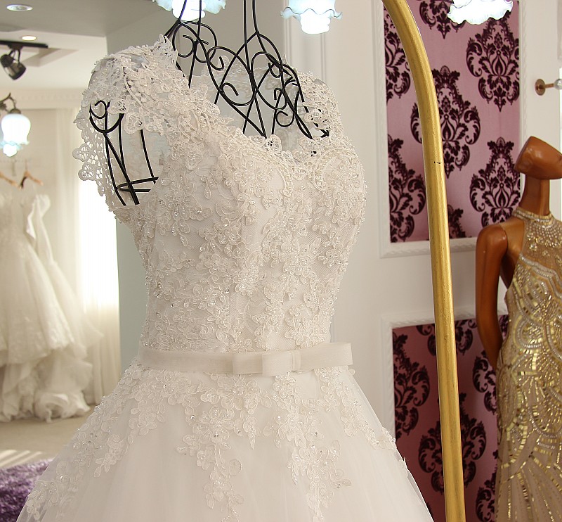 BRL011 **พรีออเดอร์**ชุดแต่งงานหรูหราประดับดอกไม้ผสมเพชรและคริสตัล สวยงามดุจเจ้าหญิง