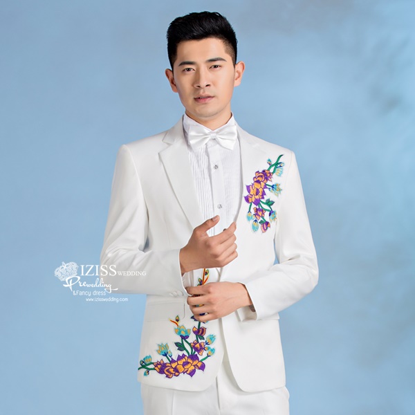 ST068 **พรีออเดอร์**สูทจีนผู้ชายสีขาวแขนยาวลายดอกซากุระสีฟ้า ติดกระดุมสีขาว พร้อมกางเกงสีขาวขาสอบ ชุดสูทเจ้าบ่าว สูทแฟนซี ถ่ายพรีเวดดิ้ง & ชุดแต่งงานแฟนซี (Fancy wedding dress) สูทผู้ชายสีขาว