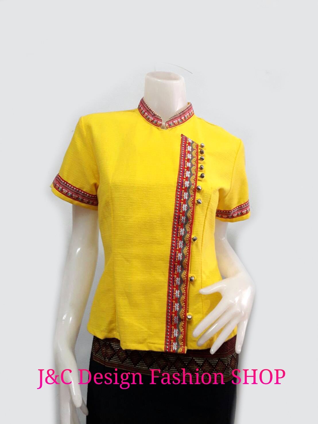 เสื้อผ้าไทยพื้นเมืองสีเหลือง เสื้อผ้าฝ้าย เสื้อใส่ผ้าซิ่น เสื้อผ้าฝ้ายสีเหลืองไม้แต่งกุ้นแดง ปักกระพวนโลหะเงิน