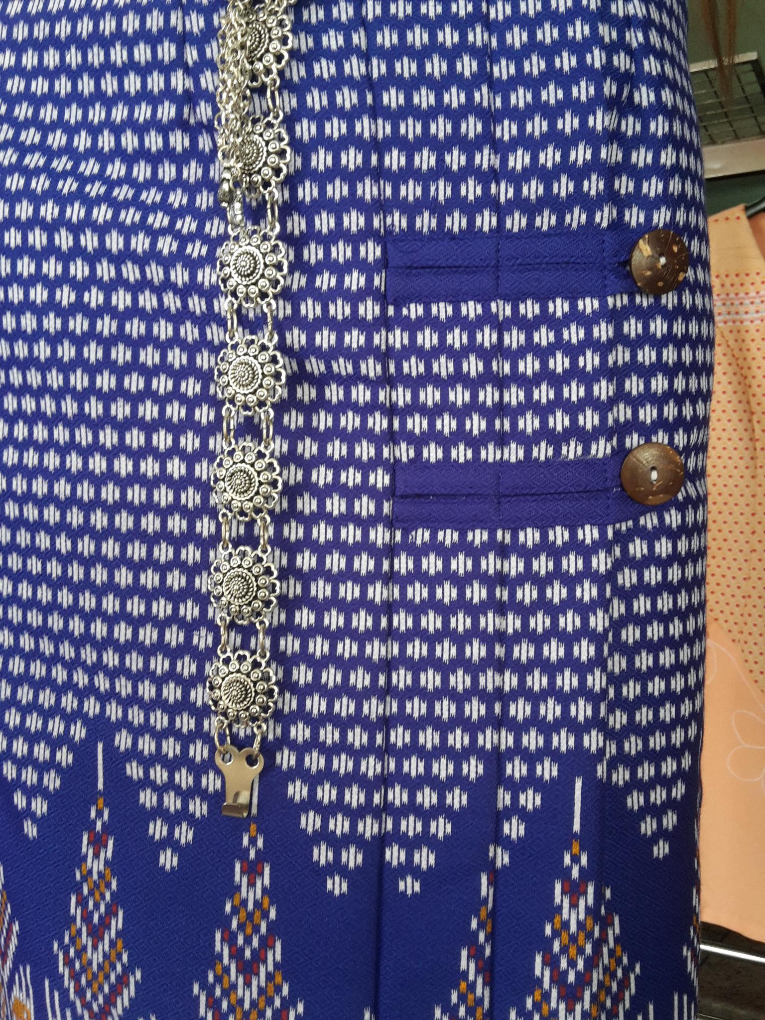 ผ้าซิ่นสำเร็จรูปผ้าซิ่นผ้าฝ้าย แบบป้ายแต่ง 3 จีบกระดุมกระลา ผ้าถุงสำเร็จรูปสีน้ำเงินสว่าง