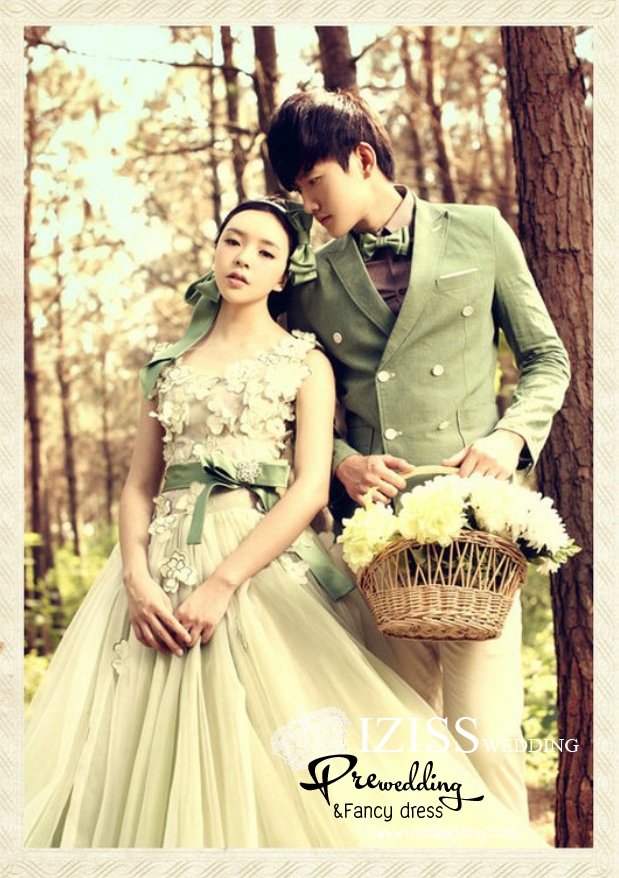 PW312 - **พรีออเดอร์ค่ะ** ชุดคู่ถ่ายพรีเวดดิ้ง (prewedding dress) & ชุดแต่งงานแฟนซี (Fancy wedding dress)ชายหญิง "ธีมสีเขียว"