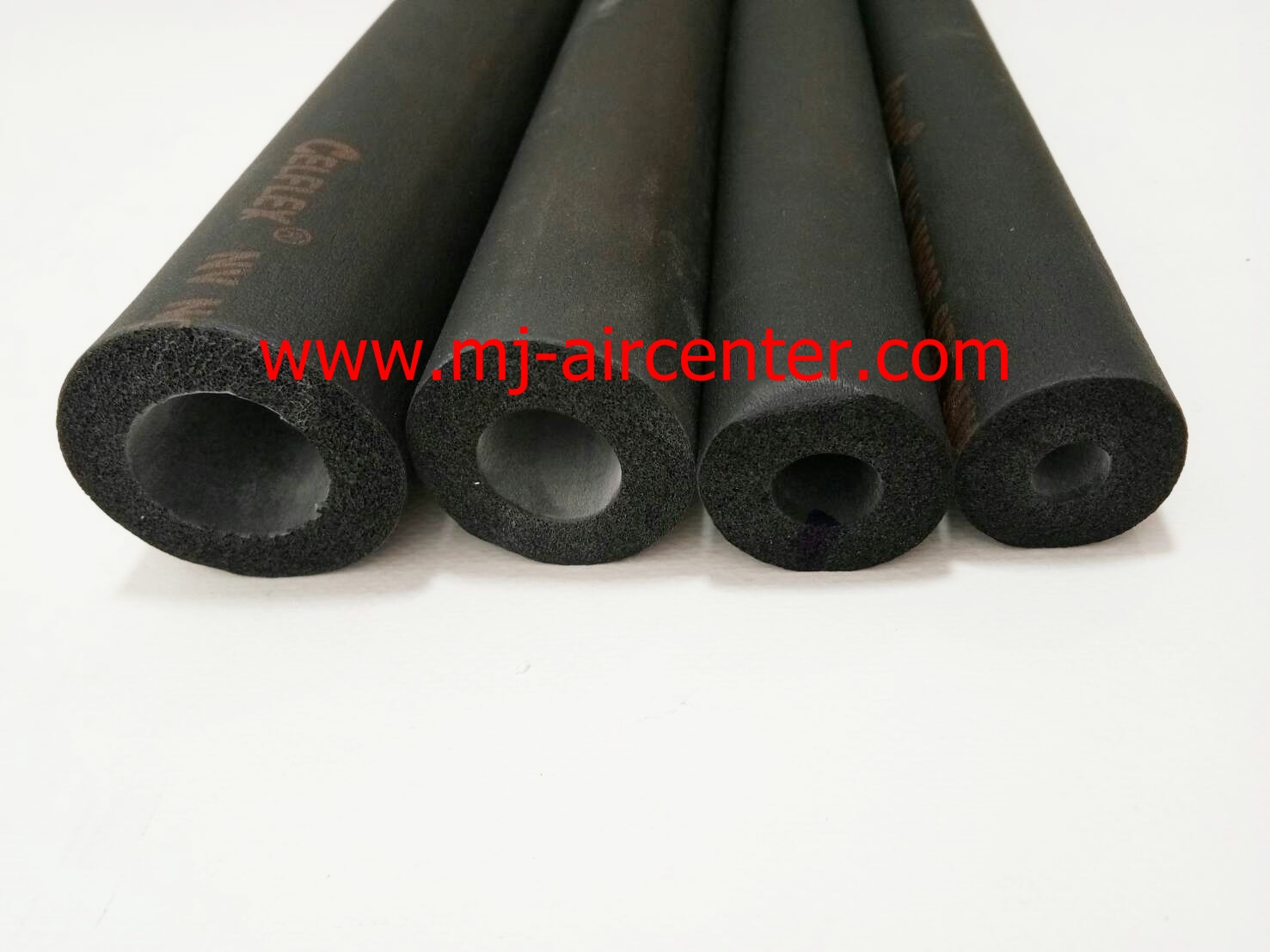 ฉนวนยางหุ้มท่อ หนา 3/8 ขนาด 1/4 ( CELFLEX )