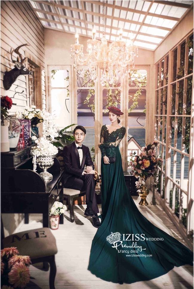 PW473- **พรีออเดอร์เฉพาะชุดผู้หญิง**ชุดแต่งงานแฟนซี ชุดเดรสสีเขียว ชุดถ่ายพรีเวดดิ้ง (prewedding dress) & ชุดแต่งงานแฟนซี (Fancy wedding dress) "ธีมสีเขียวเข้ม"