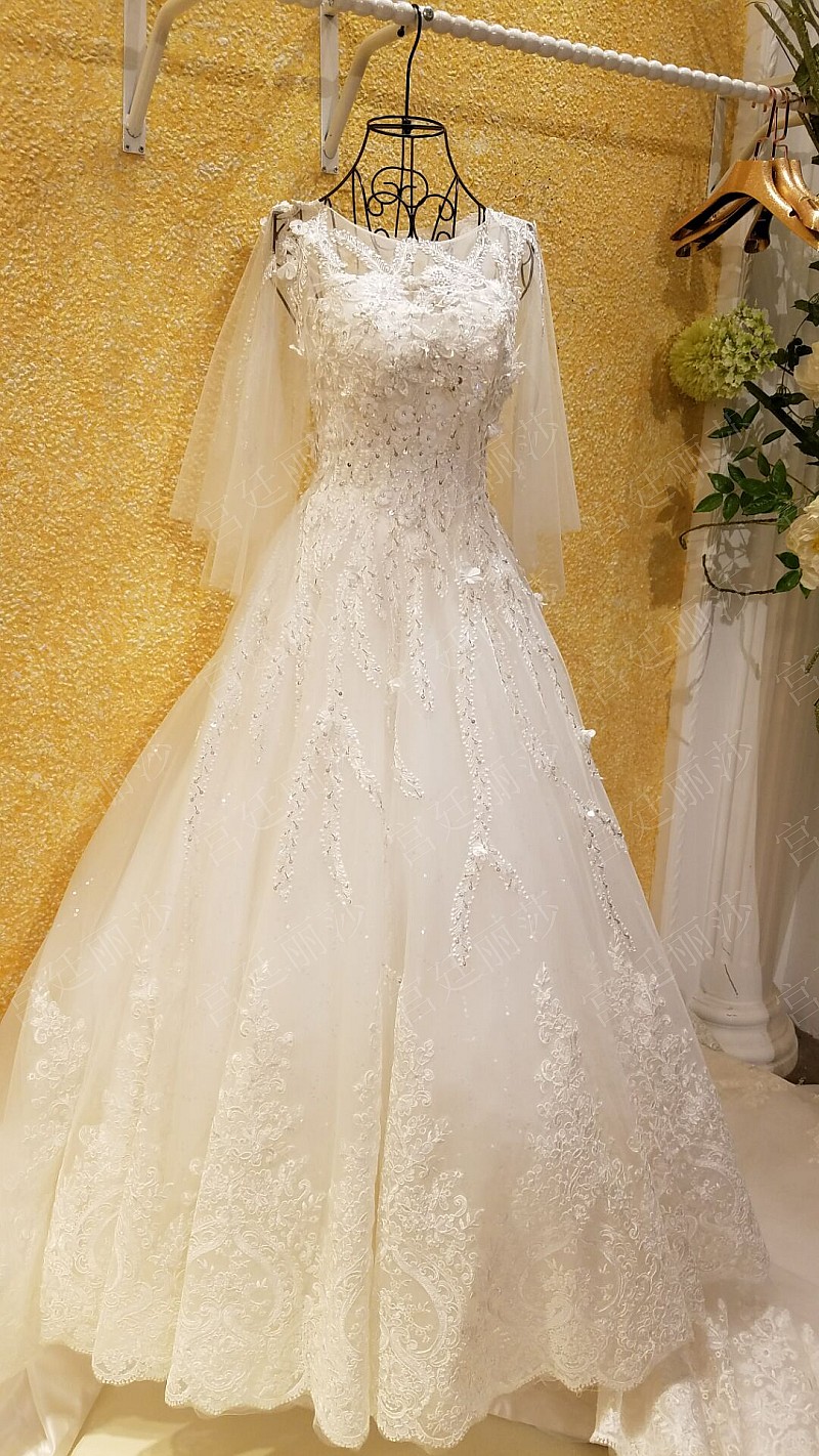 BRL036 **พรีออเดอร์**ชุดแต่งงานหรูหราประดับดอกไม้ผสมเพชรและคริสตัล สวยงามดุจเจ้าหญิง