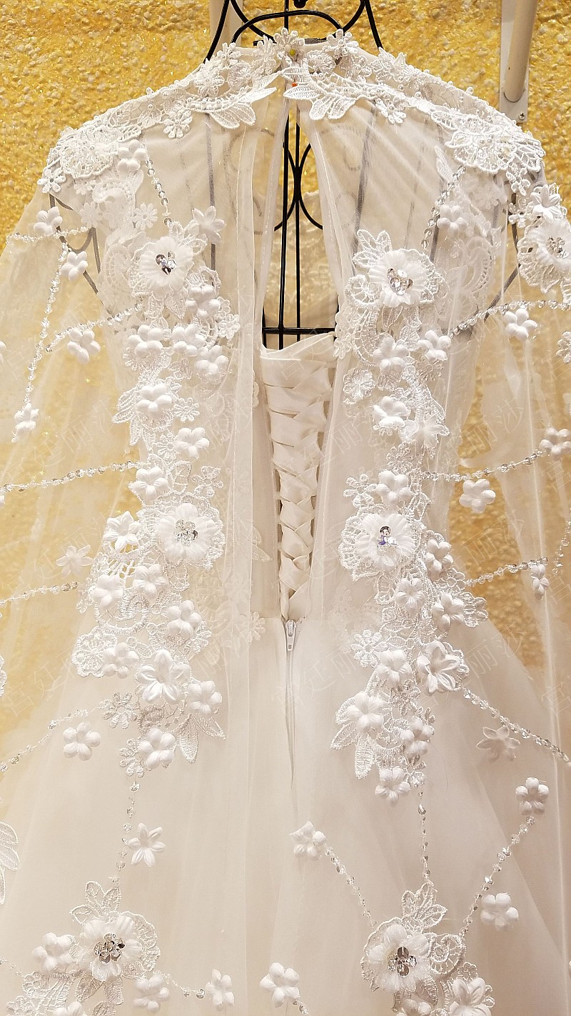 BRL031 **พรีออเดอร์**ชุดแต่งงานหรูหราประดับดอกไม้ผสมเพชรและคริสตัล สวยงามดุจเจ้าหญิง