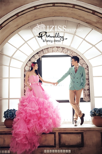 PW242 - **พร้อมส่ง**เฉพาะชุดผู้หญิง ชุดคู่ถ่ายพรีเวดดิ้ง (prewedding dress) & ชุดแต่งงานแฟนซี (Fancy wedding dress)ชายหญิง "ธีมสีชมพู-เขียว"