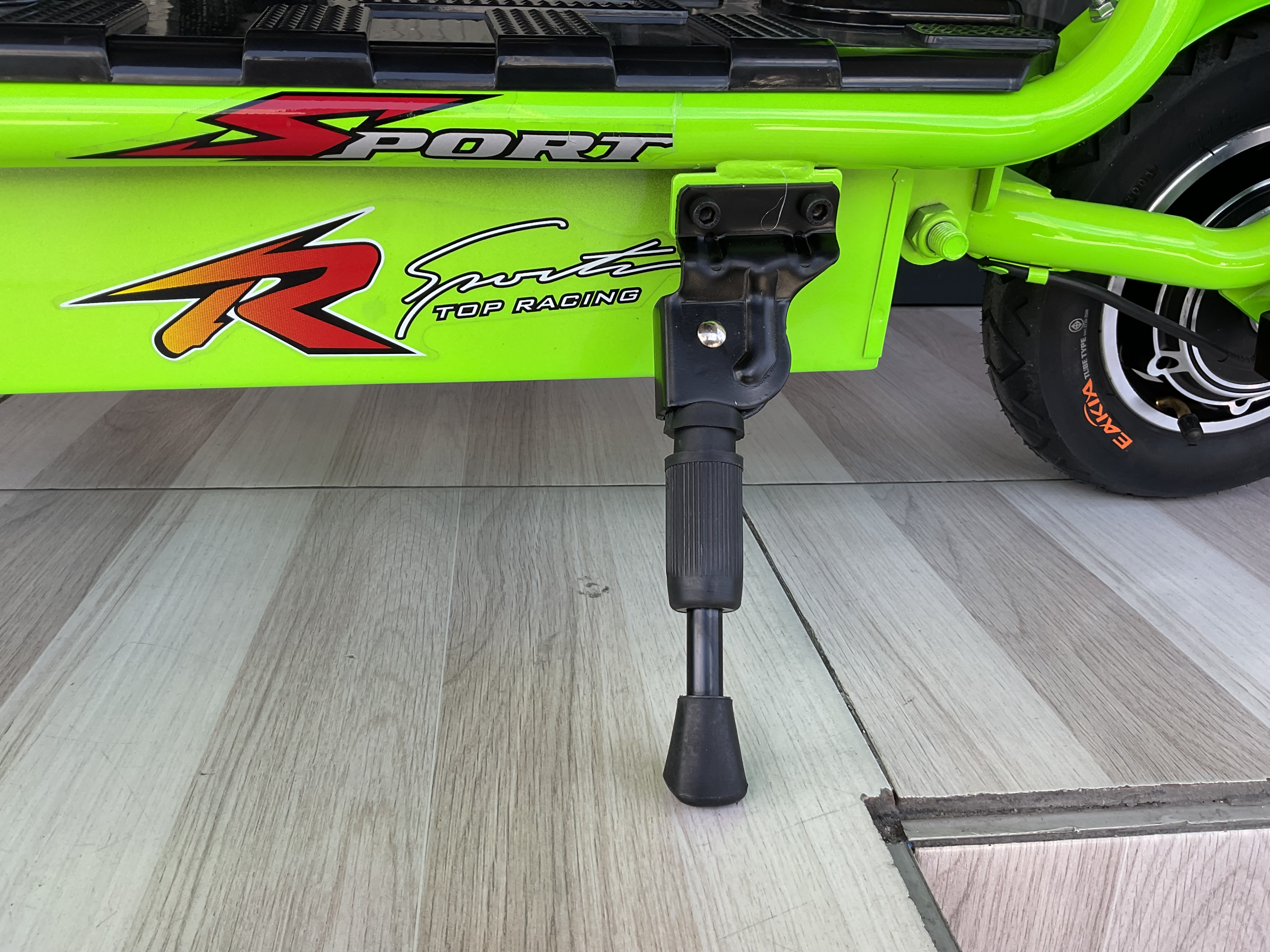 สกู๊ตเตอร์ไฟฟ้า 36v 350w ล้อ 10 นิ้ว ยางลม แบต 3 ก้อน ความเร็ว 25 กม./ชม. มีที่นั่งซ้อนท้าย